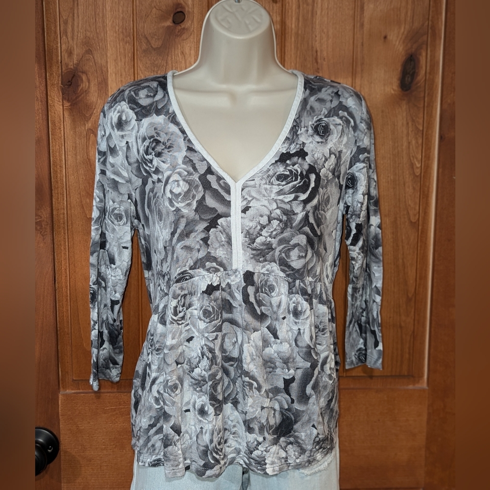 Simply Vera Vera Wang Floral V-Neck Blouse - Black and Gray‎